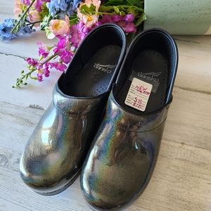 Brand new metallic danskos